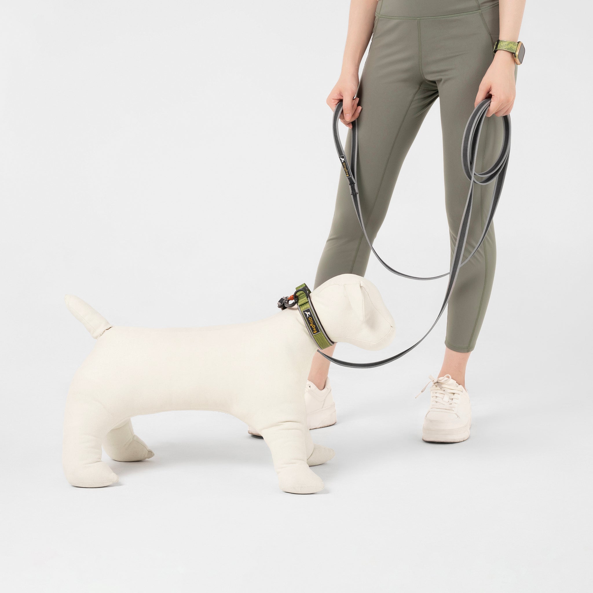 OllyDog Rubber Grip Reflective Dog Leash in Raven Black - Durable 119" leash with aluminum hardware for nighttime safety #color_raven
